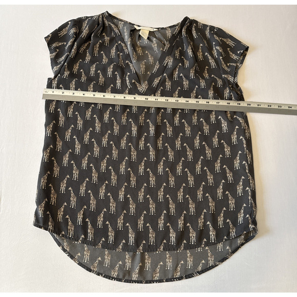 H&M Conscious Women's 6 Giraffe Print Pintuck V Neck Gray Blouse Business Office - Picture 7 of 9